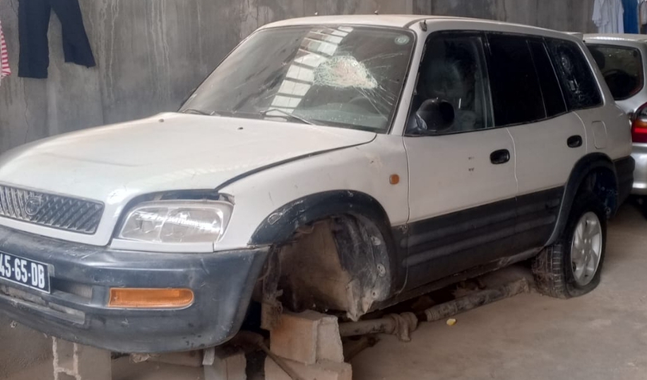 Carcaça de Rav-4 famíliar